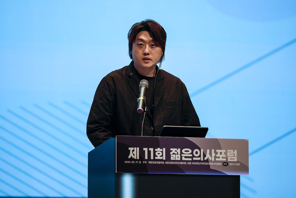 ▲ 박단 대한전공의협의회 비상대책위원장이 지난달 17일 서울 강남구 코엑스에서 열린 2025 젊은의사포럼에서 개회사를 하고 있다. /뉴시스