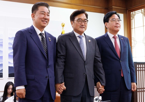 ▲ 김병기(왼쪽부터) 더불어민주당 대표 직무대행 겸 원내대표, 우원식 국회의장, 송언석 국민의힘 원내대표가 24일 오전 서울 여의도 국회에서 우 의장 주재로 열린 양당 원내대표 회동에서 기념촬영을 하고 있다. /뉴시스
