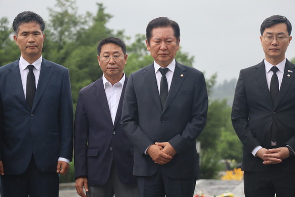▲ 노무현 전 대통령 묘역 참배하는 정청래 의원. /뉴시스