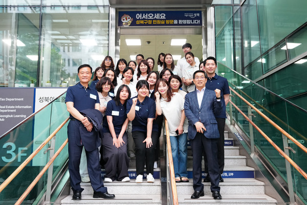 ▲ 민원실 직원들과 이승로 성북구청장.