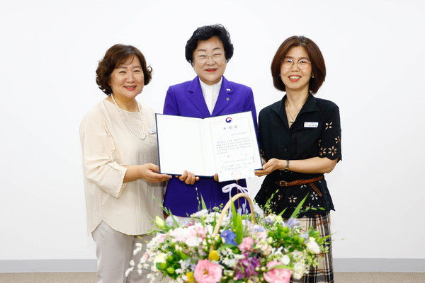 ▲ 이천시 '장애인 건강보건 관리사업' 우수 유공기관 선정 보건복지부 장관 표창 수상 모습.