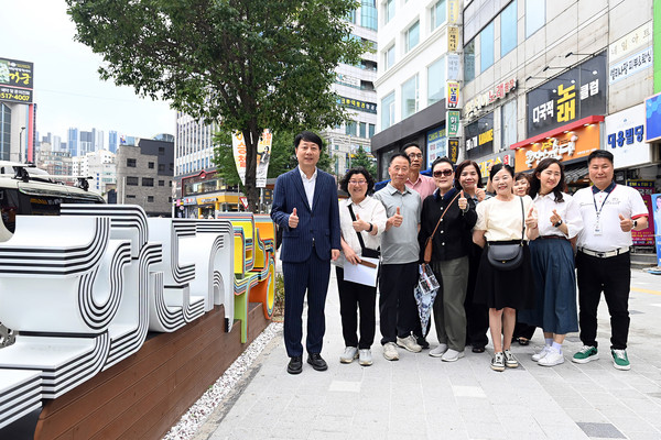 ▲ 부평대로 걷고싶은거리 조성공사 완료 후 기념촬영 모습.