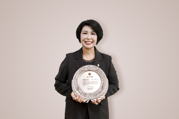▲ 최혜숙 의원 양천해병대전우회 감사패 수상 모습.