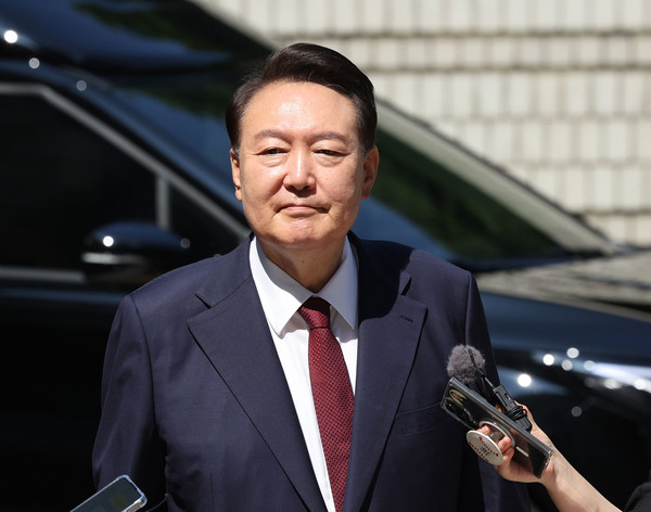 ▲ 윤석열 전 대통령이 23일 서울 서초구 서울중앙지방법원에서 열린 내란 우두머리 혐의·직권남용 권리행사 방해 혐의 사건 8차 공판에 출석하고 있다. /뉴시스