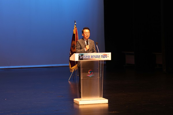 ▲ 강정구 의장이 '6·25전쟁 제75주년 기념식'에 참석해 기념사를 하고 있다.