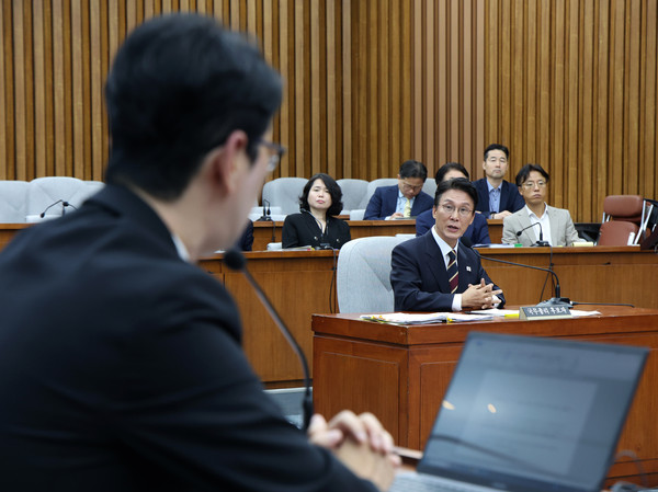 ▲ 주진우 의원 질문에 답하는 김민석 총리 후보. /뉴시스