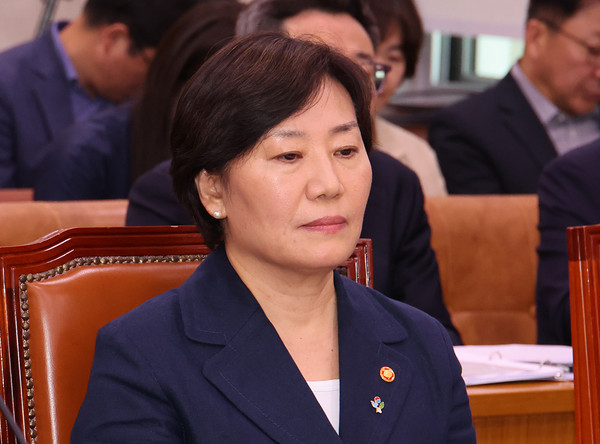 ▲ 유임에 대한 전종덕 의원 항의 발언 듣는 송미령 장관. /뉴시스
