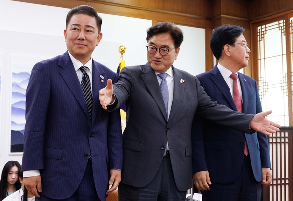 ▲ 김병기(왼쪽부터) 더불어민주당 대표 직무대행 겸 원내대표, 우원식 국회의장, 송언석 국민의힘 원내대표가 24일 오전 서울 여의도 국회에서 우 의장 주재로 열린 양당 원내대표 회동에서 기념촬영을 하고 있다. /뉴시스
