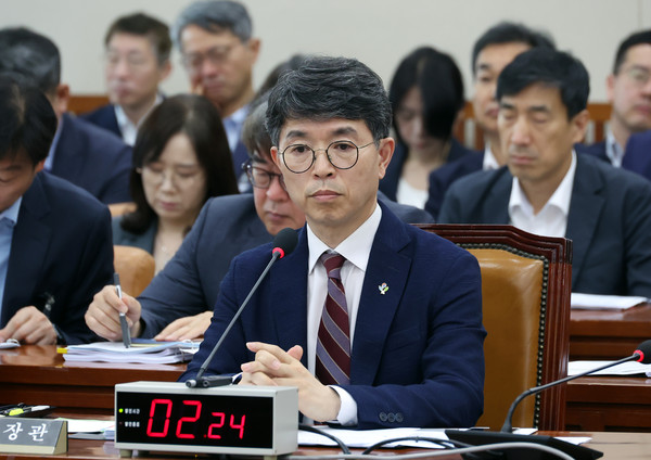 ▲ 25일 서울 여의도 국회에서 열린 제416회 국회(임시회) 환경노동위원회 제1차 전체회의에서 김완섭 환경부 장관이 생각에 잠겨 있다. /뉴시스