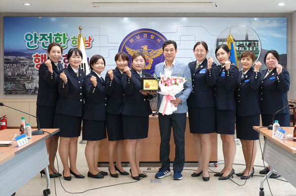 ▲ 강성삼 의원이 하남시중학교학부모폴리스연합으로부터 감사패를 받고 있다.