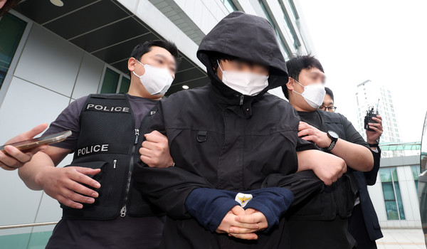 ▲ 초등학교 여학생에게 사진을 요구하고 거절당하자 살해하겠다며 인터넷에 협박글을 게시한 혐의로 구속된 20대 남성 박모씨가 26일 서울 중랑경찰서에서 검찰로 송치되고 있다. /뉴시스