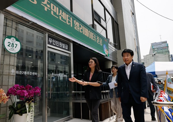 ▲ 마천2동 주민센터 엘리베이터 준공식에서 1층 경사로를 통해 이동 중인 서강석 구청장.