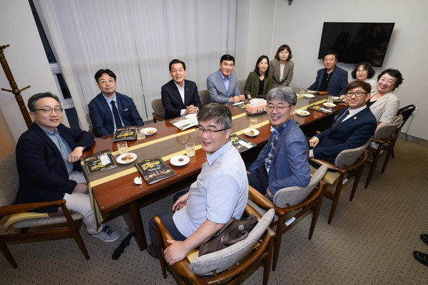 ▲ 이재준 수원특례시장(뒷줄 왼쪽 세 번째)과 간담회 참석자들이 함께하고 있다.