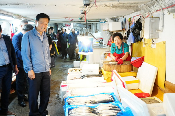 ▲ 성북구 밤나무골시장 점검하는 이승로 성북구청장.