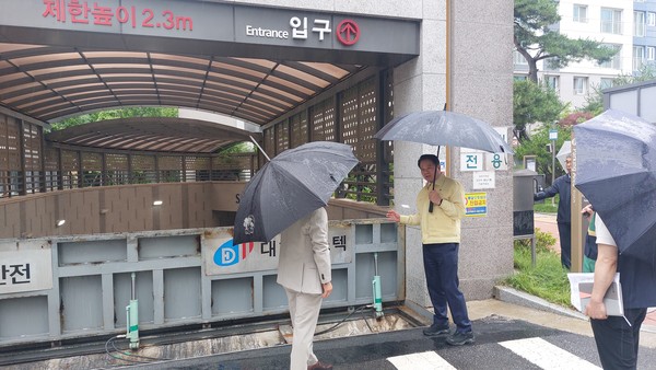 ▲ 최대호 안양시장이 동안구 비산동의 한 공동주택을 방문해 차수판을 살펴보고 있다.