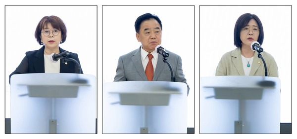 ▲ 구로구청 강당에서 행정사무감사 총평을 실시하고 있다. (왼쪽부터 방은경 행정기획위원장, 정대근 의장, 최태영 복지건설위원장)