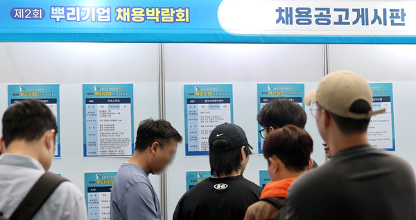 ▲ 인천 부평구 한국폴리텍대학 인천캠퍼스에서 열린 뿌리기업 채용박람회를 찾은 구직자들이 채용공고게시판을 살피고 있다. /뉴시스
