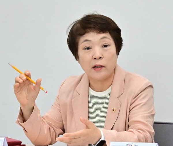 ▲ 서울시 현안에 대해 질의하고 있는 서울특별시의회 신동원 의원.