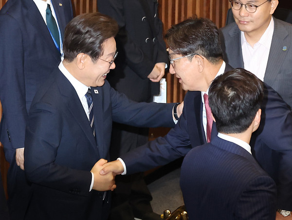 ▲ 권성동 의원과 악수하는 이재명 대통령. /뉴시스