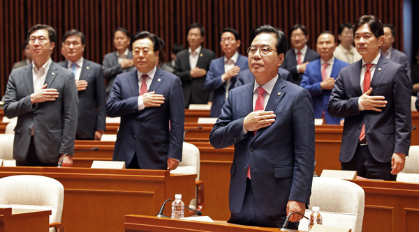 ▲ 의원총회 국민의례하는 송언석 원내대표. /뉴시스