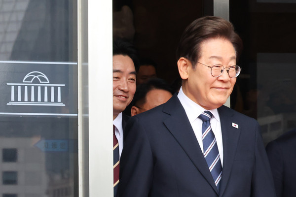 ▲ 시정연설 마치고 국회 나서는 이재명 대통령. /뉴시스