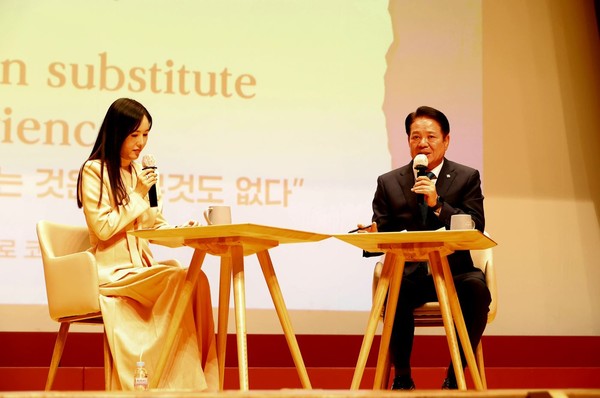 ▲ 최대호 안양시장과 방송인 장영란이 2025년 안양시 교육사업을 주제로 이야기를 나누고 있다.