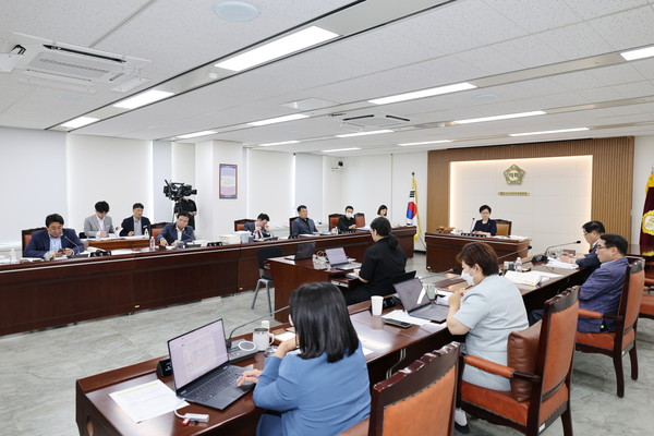 ▲ 금천구의회 행정사무감사특별위원회 공개 질의·답변 중심의 회의식 감사 진행 모습.