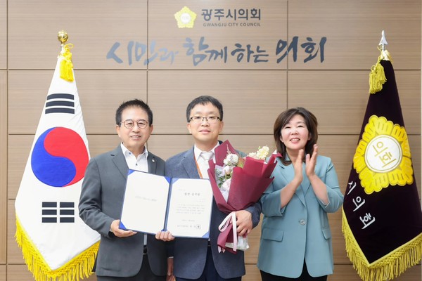 ▲ 광주시의회 6월 칭찬공무원 선정 증서 수여 모습.