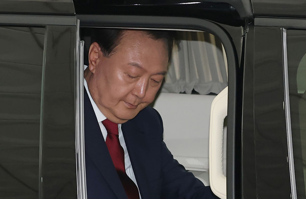 ▲ 윤석열 전 대통령이 28일 오전 대면 조사를 받기 위해 서울 서초구 서울고검에 마련된 내란특검 사무실로 출석하고 있다. /뉴시스