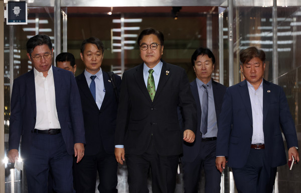 ▲ 우원식 국회의장이 27일 서울 여의도 국회 의장실로 출근하고 있다. /뉴시스