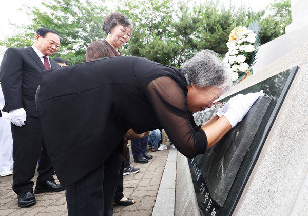 ▲ 경기도 평택시 해군 제2함대사령부에서 열린 '제2연평해전 승전 23주년 기념식'에서 유가족들이 해전 영웅들의 얼굴 부조상을 어루만지고 있다. /뉴시스