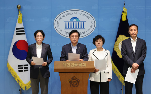 ▲ 국민의힘 예결위, '민주당의 독단적 예결위 운영' 규탄 기자회견. /뉴시스