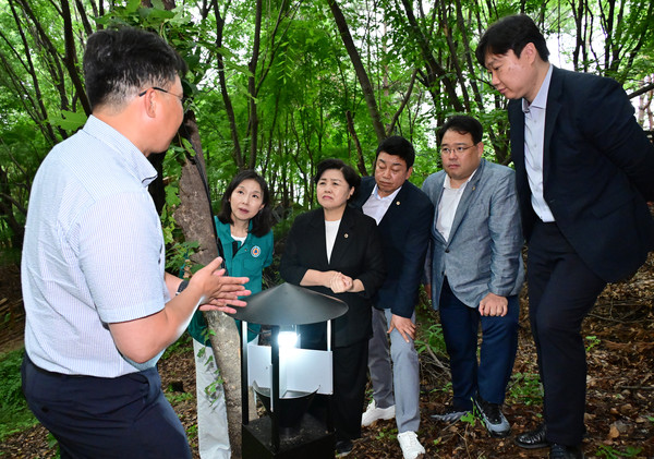 ▲ '붉은등우단털파리 친환경 포집 시범사업' 현장 방문 모습.