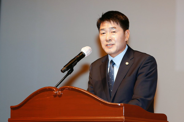 ▲ 화성특례시의회 배정수 의장이 요양보호사의 날 행사에 참석해 축사를 하고 있다.