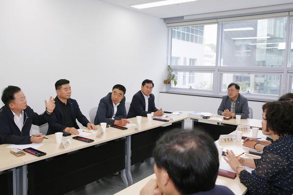 ▲ 김포시의회 관내 건설업체 참여 확대 위한 간담회 개최 모습.