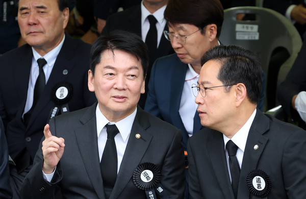 ▲ 부산 유엔기념공원 방문한 안철수. /뉴시스