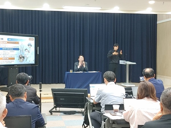 ▲ 정명근 화성특례시장이 민선8기 3주년을 맞아 시정 브리핑을 진행하고 있다.