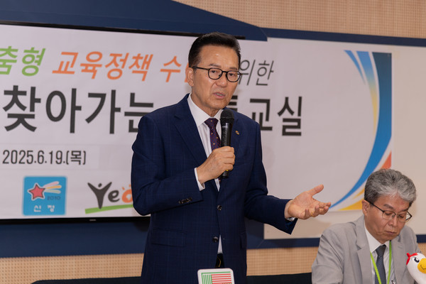 ▲ ‘학교로 찾아가는 소통교실’ 진행하는 이재호 연수구청장.