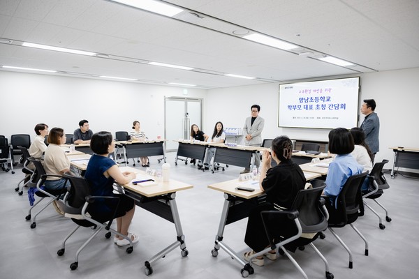 ▲ 광진구의회 이동길 의원이 '양남초 학부모 간담회'를 주재하고 있다.