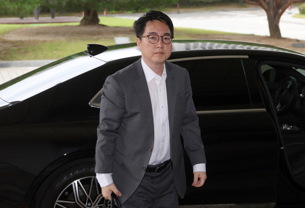 ▲ 심우정 검찰총장이 6월 17일 서울 서초구 대검찰청으로 출근하고 있다. 심 총장은 지난해 10월 김주현 당시 대통령실 민정수석과 도·감청 방지 휴대전화인 비화폰으로 두 차례 통화한 사실이 확인됐다. /뉴시스