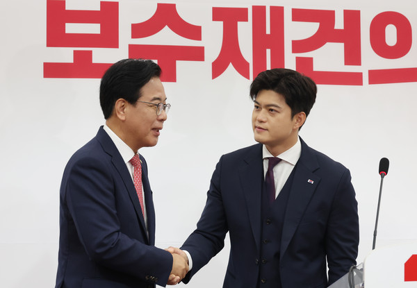 ▲ 송언석 원내대표와 악수하는 김용태 비대위원장. /뉴시스