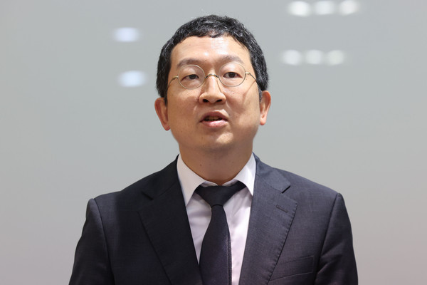 ▲ 정민영 순직해병 특검보가 2일 오전 서울 서초구에 마련된 특검 사무실에서 브리핑을 하고 있다. /뉴시스