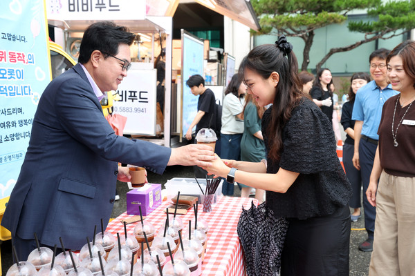 ▲ 박일하 동작구청장이 지난 1일 커피차 이벤트로 직원들의 노고를 격려하며 민선 8기 4년 차 시작을 알렸다.
