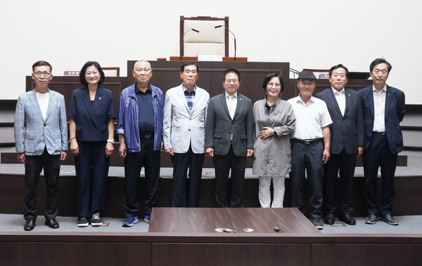 ▲ 광주시의회 전직 의장 간담회 참석자들 기념촬영 모습.