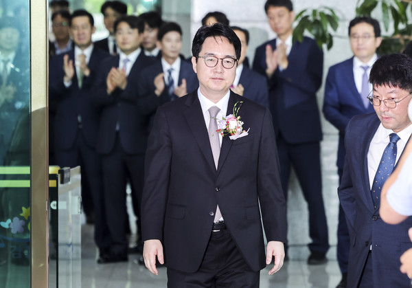 ▲ 심우정 전 검찰총장이 2일 서울 서초구 대검찰청을 떠나고 있다. /뉴시스