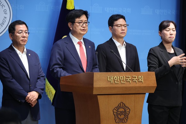 ▲ 김장겸 국민의힘 의원이 2일 서울 여의도 국회 소통관에서 열린 '민주당 과방위 방송3법 폭주와 일방통행식 소위 운영 규탄' 긴급 기자회견에서 발언을 하고 있다. /뉴시스