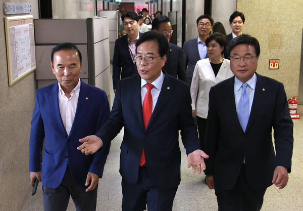 ▲ 비공개 비대위 참석하는 국민의힘. /뉴시스