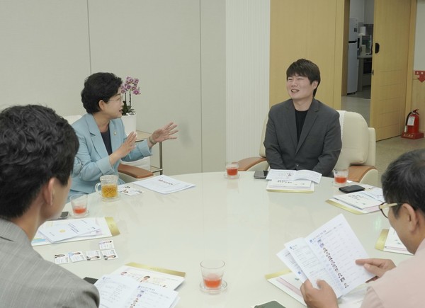 ▲ 의원연구단체 ‘용인특례시 경제발전 연구회’ 회원들과 여수시의회 관계자들과 지역경제 활성화 방안 등에 대해 논의하고 있다.