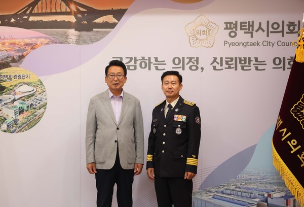 ▲ 송탄서방서장과 평택시의회 강정구 의장 기념촬영 모습.