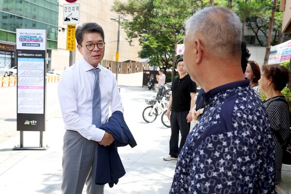 ▲ 성공버스를 이용하는 구민과 인사를 나누는 정원오 성동구청장.